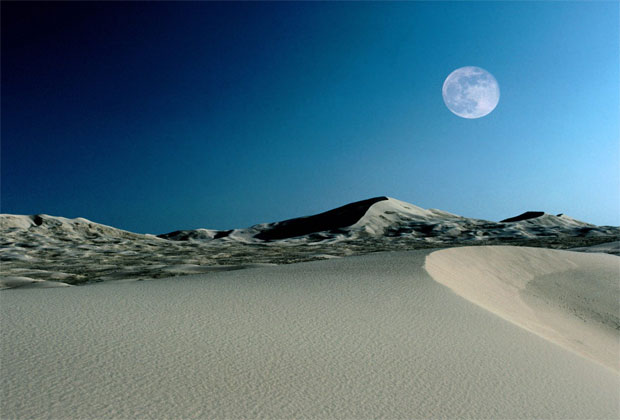 صور مناظر جميلة وعجيبة للصحراء البيضاء مع القمر Moon And Desert Images-عالم الصور